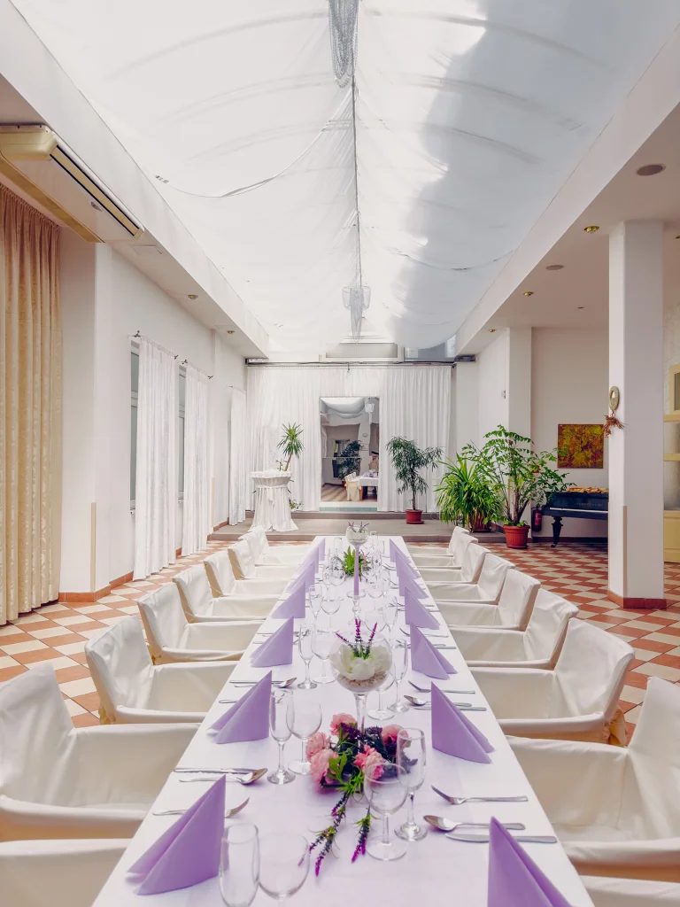 Svadobná večera s prestreným stolom v sále Atrium, Hotel TeleDom Košice