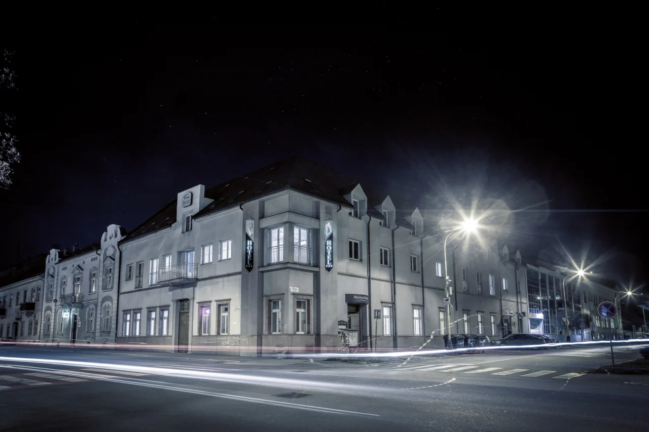 Außenansicht des Hotel TeleDom bei Nacht, Stadtzentrum von Košice