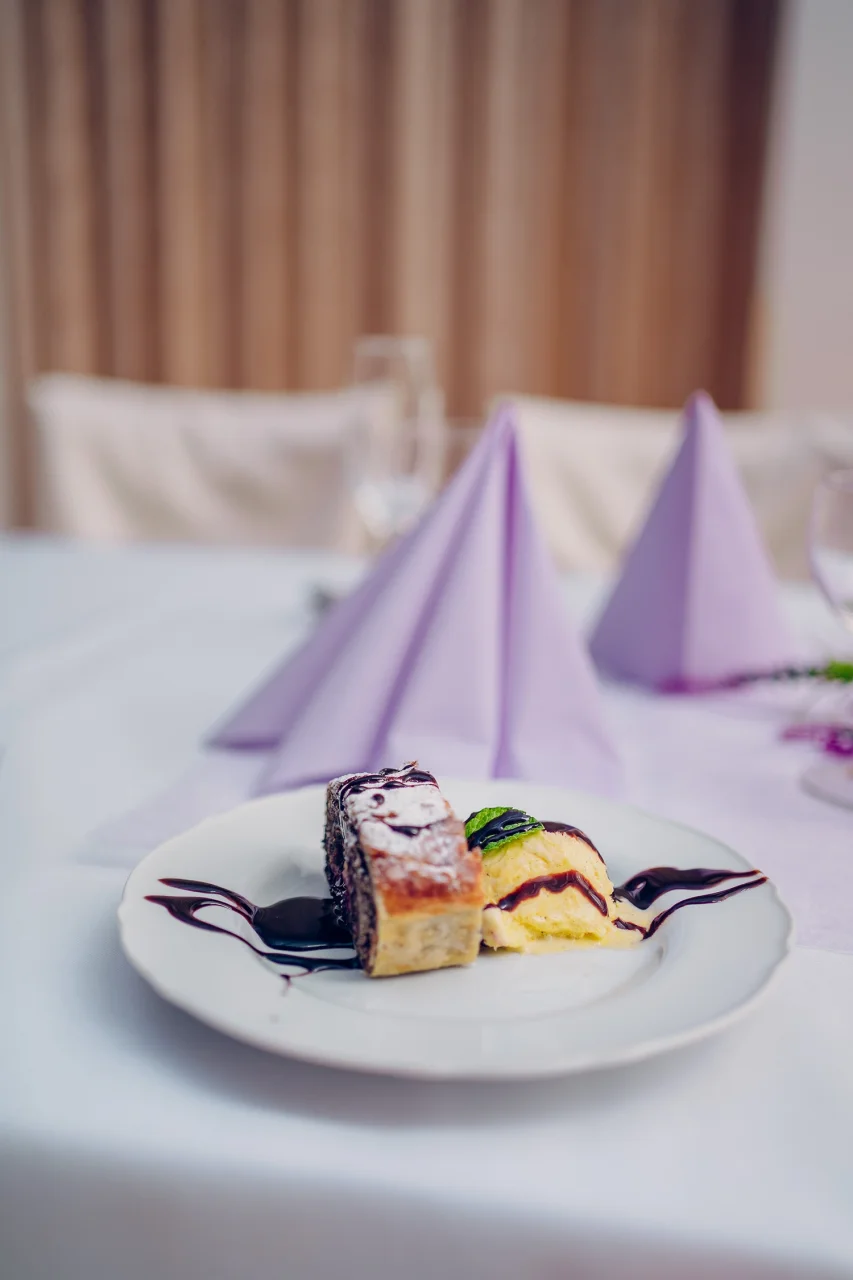 Svadobný dezert na slávnostnom tanieri, Hotel TeleDom Košice