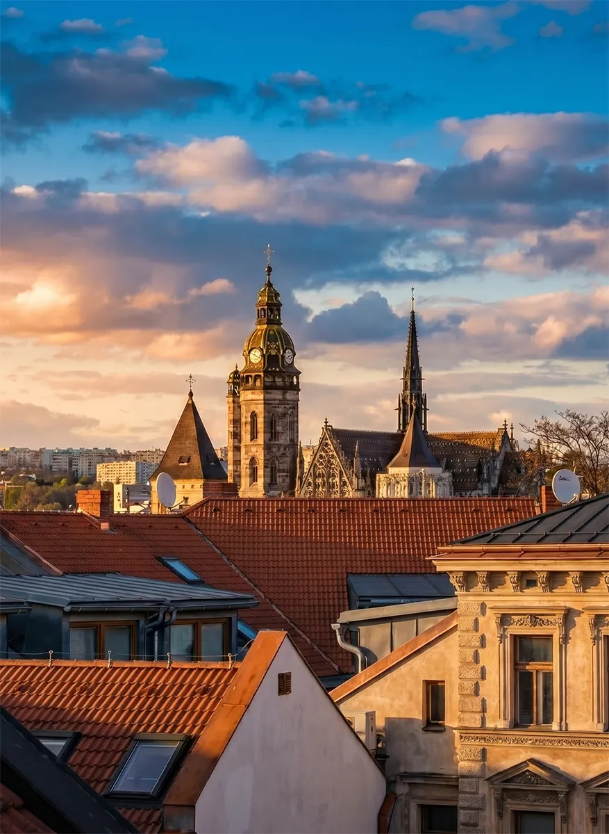 Výhľad na Dóm svätej Alžbety a historické centrum Košíc cez strechy starého mesta, Hotel TeleDom