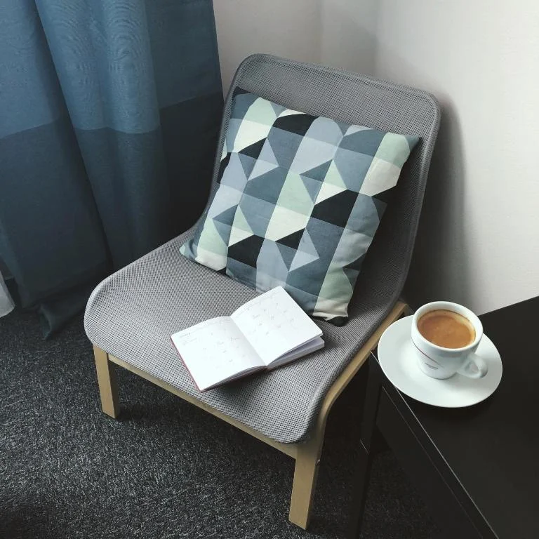 Leseecke mit Sessel und Kaffee im Hotelzimmer, Hotel TeleDom Košice