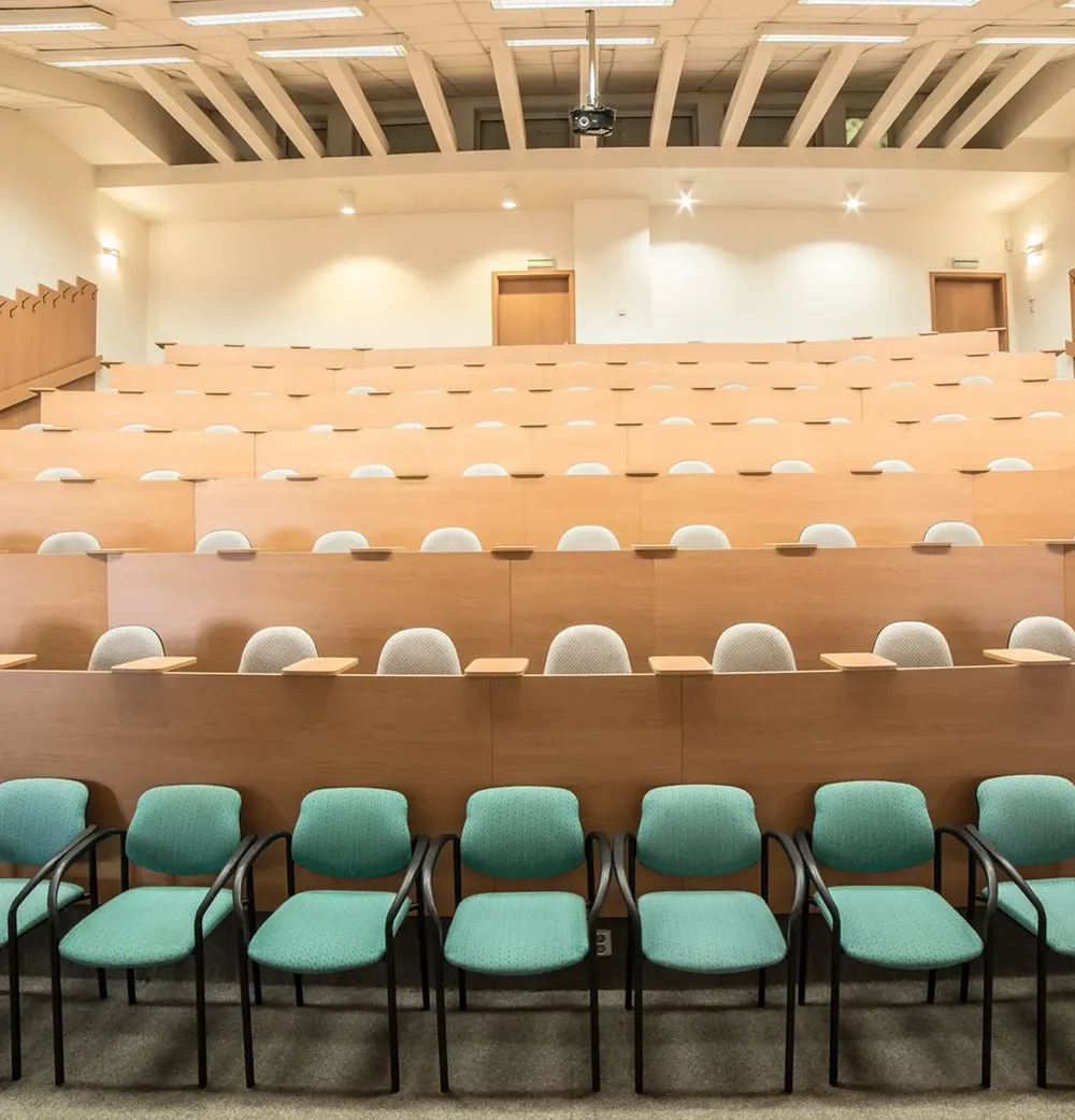 Konferenčné auditórium s plátnami a stoličkami, Hotel TeleDom Košice