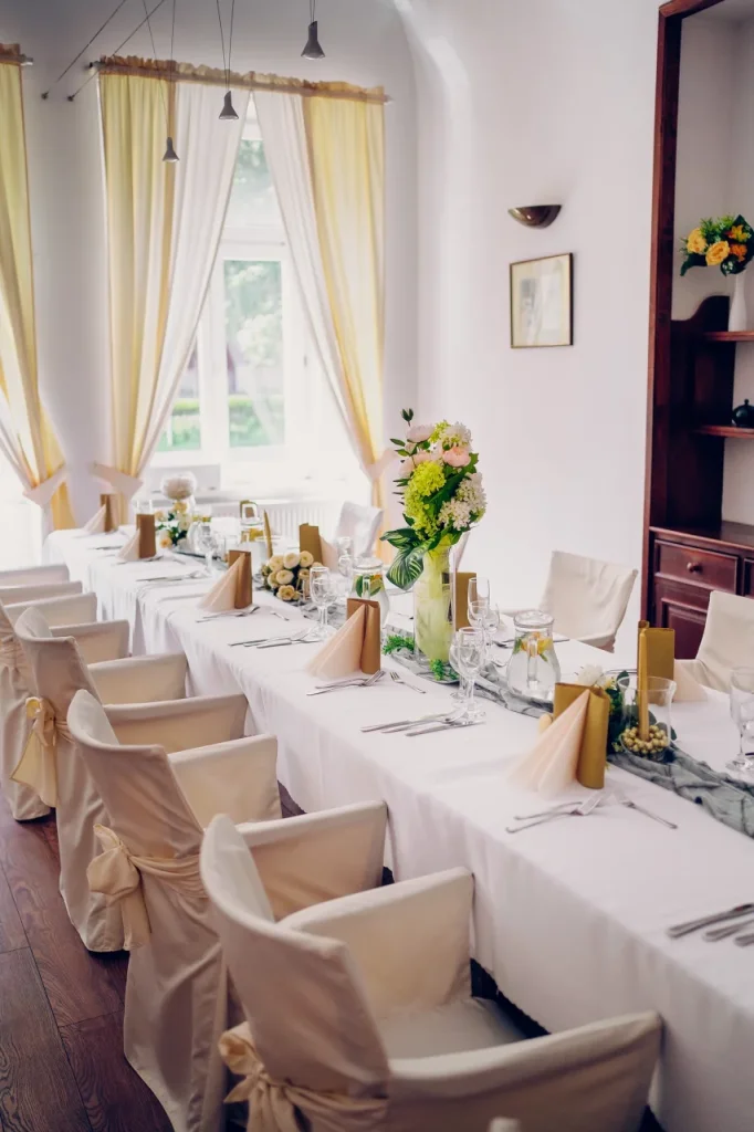Prestretý stôl pre rodinnú oslavu v Rakócziho salóniku, Hotel TeleDom Košice
