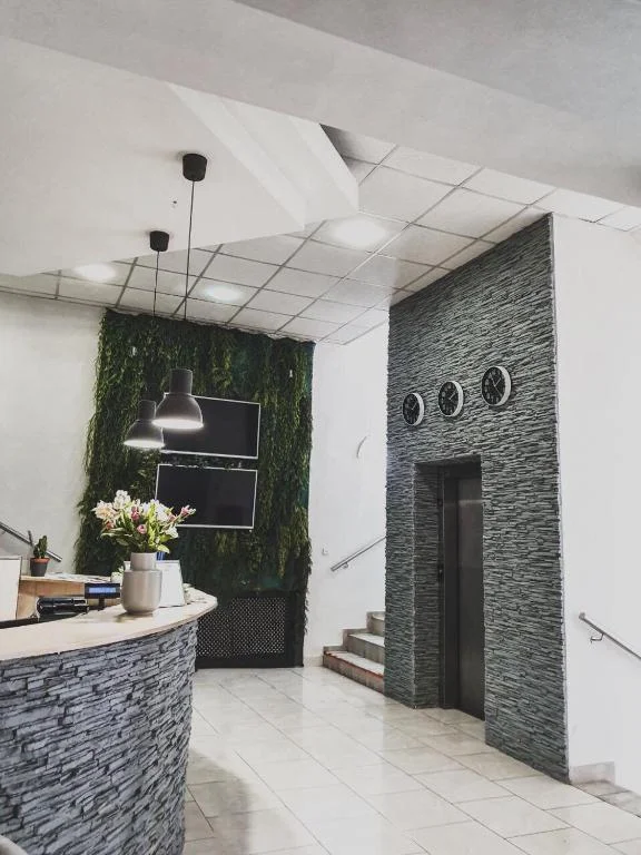 Foyer s recepciou a machovou stenou, Hotel TeleDom Košice