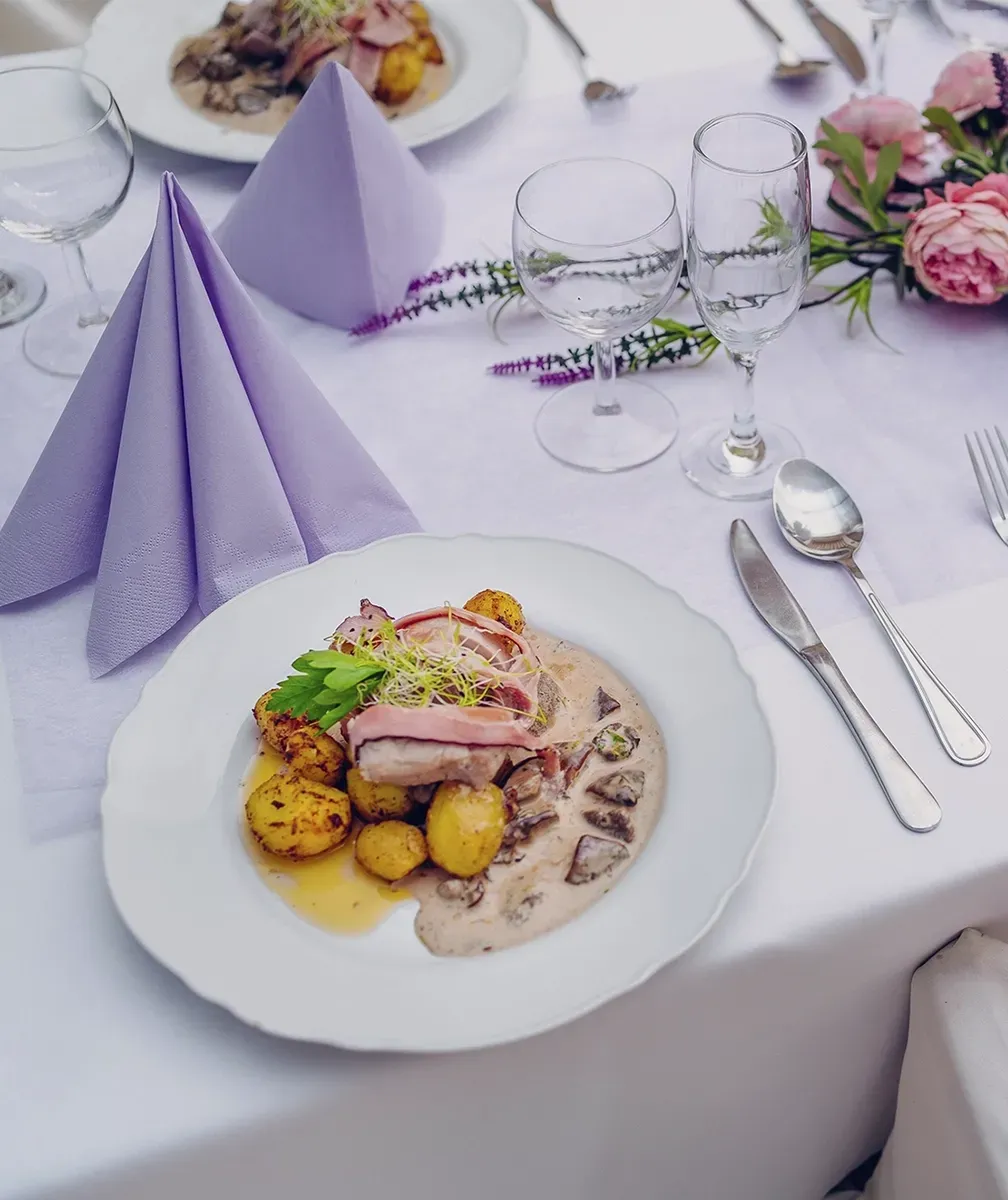 Hlavné jedlo svadobného menu na tanieri, Hotel TeleDom Košice