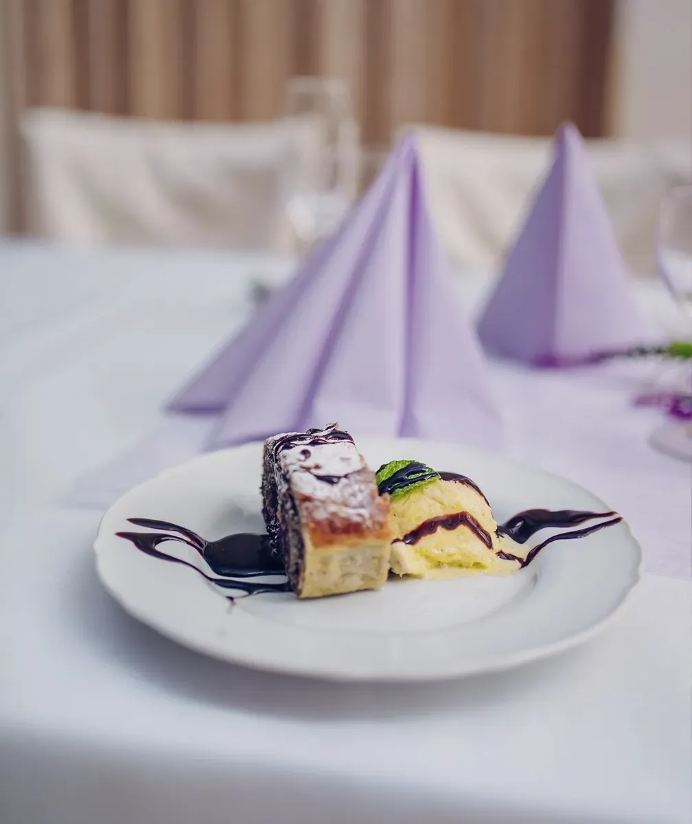 Svadobný dezert servírovaný na tanieri, Hotel TeleDom Košice