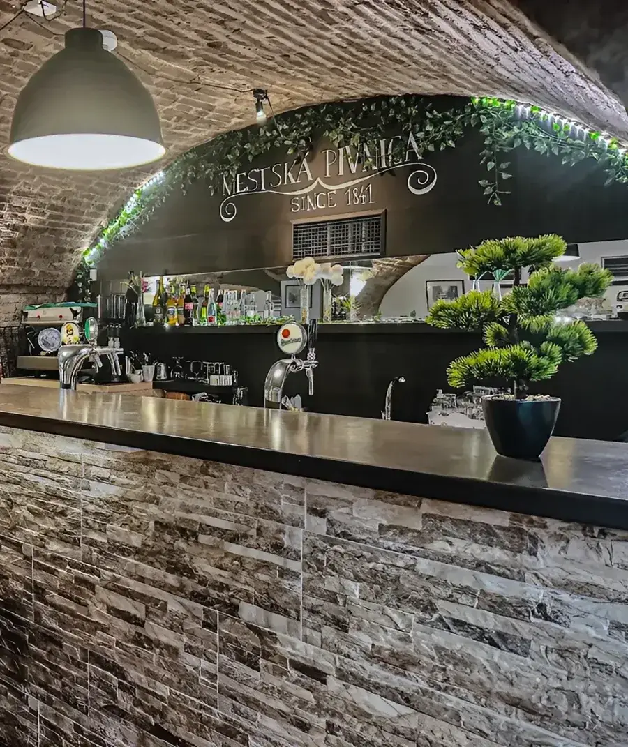 Bar reštaurácie Mestská Pivnica v Hoteli TeleDom Košice – historická tehlová klenba