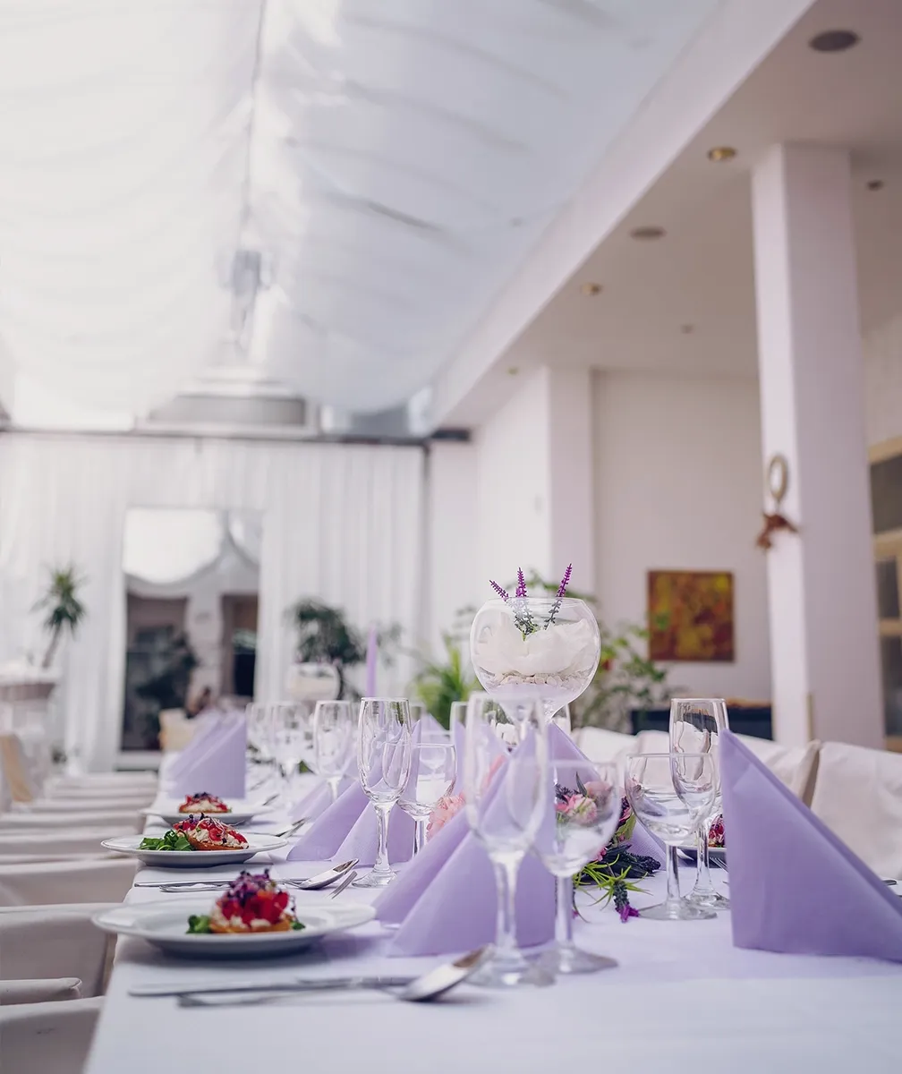 Svadobná výzdoba a prestretý stôl v Hoteli TeleDom Košice – svetlofialová paleta